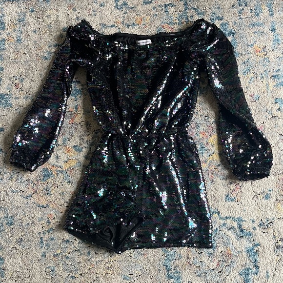 Urban Outfitters Iridescent Sequin Off-The-Shoulder Romper Size XS 🖤🎉 - Picture 1 of 6